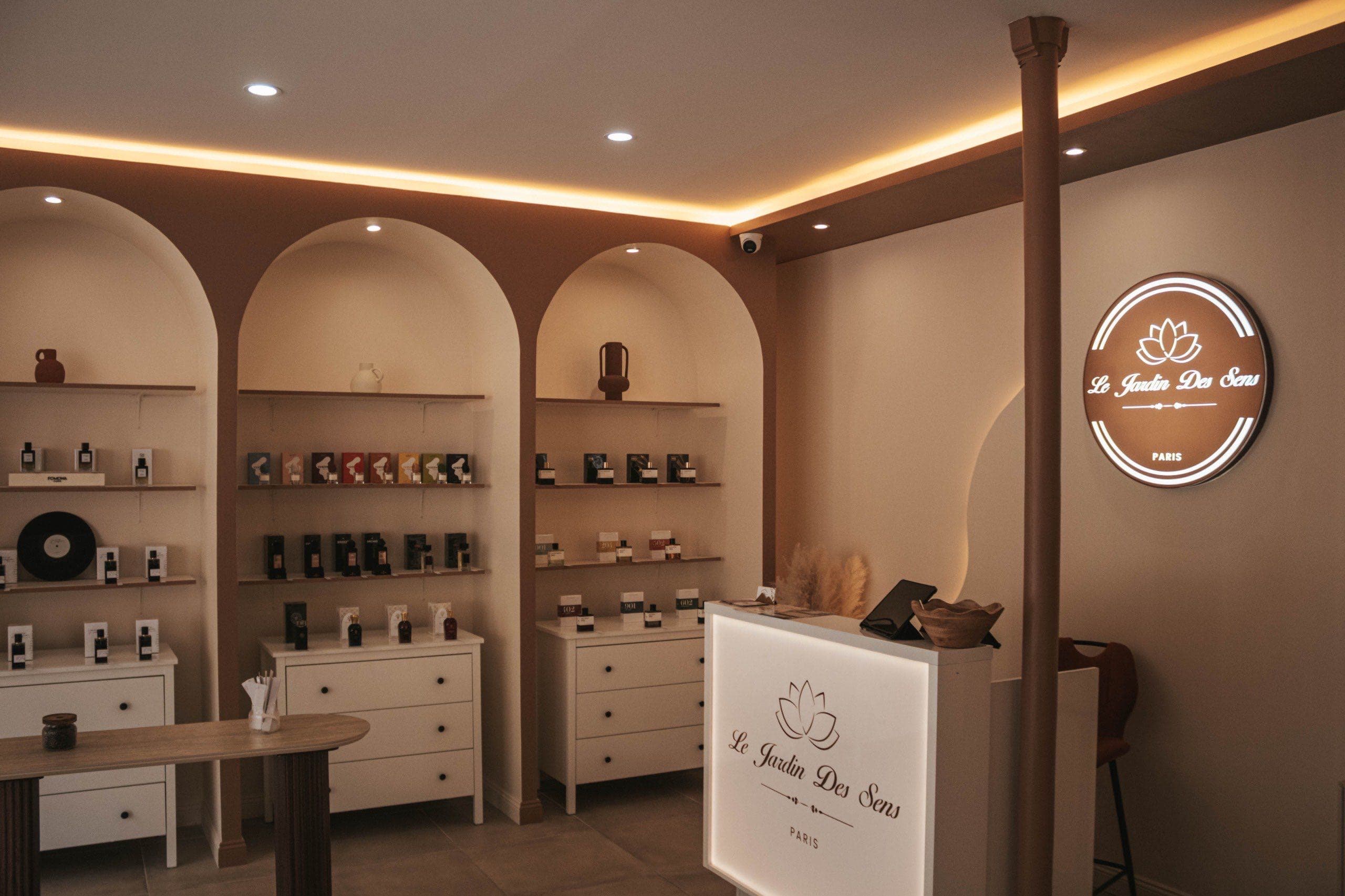 Intérieur de la boutique Le Jardin des Sens à Montreuil : parfums de niche exposés sous des arches